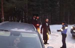 Patru cetăţeni israelieni, salvați de jandarmii montani după ce au rămas înzăpeziţi cu mașina 1 ODAmaD00NDAmaGFzaD01N2M2NzY3ZWQ2MDlhY2MyNjRhZGQ0ZGY5OGQ5ZWY2Mg.thumb - Patru cetăţeni israelieni, salvați de jandarmii montani după ce au rămas înzăpeziţi cu mașina