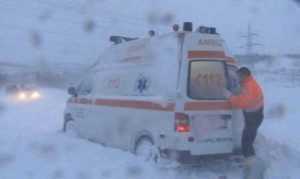 O gravidă intrată în travaliu a așteptat 4 ore medicii, din cauza ninsorii! 8 ambulanta inzapezita 750x447 1 - O gravidă intrată în travaliu a așteptat 4 ore medicii, din cauza ninsorii!