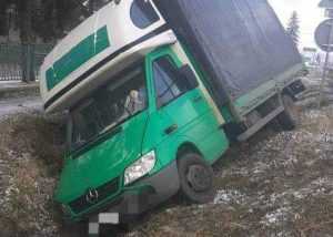 autoutilitara e1704801829824 - Accident rutier în fața primăriei! A ieșit cu autoutilitara de pe șosea!