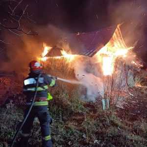 Val de incendii noaptea trecută, în Argeș! Mai multe locuințe au ars complet! 1 incendiu - Val de incendii noaptea trecută, în Argeș! Mai multe locuințe au ars complet!