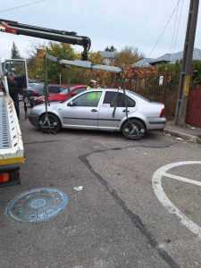 Polițiștii piteșteni au identificat și ridicat 440 de autovehicule abandonate! 2 pitesti masini ridicate - Polițiștii piteșteni au identificat și ridicat 440 de autovehicule abandonate!