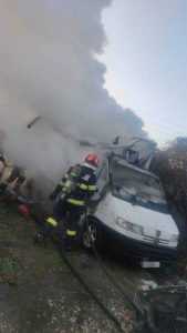 Autorulotă făcută scrum, în curtea unei gospodării din Pitești! 1 incendiu - Autorulotă făcută scrum, în curtea unei gospodării din Pitești!
