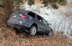 masina in rapa e1705143550163 - Mașină răsturnată într-o râpă în Argeș! O femeie a rămas încarcerată!