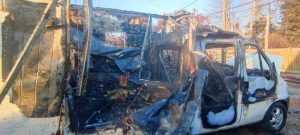 rulota - Autorulotă făcută scrum, în curtea unei gospodării din Pitești!