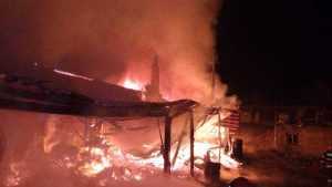 incendiu - Incendiu puternic noaptea trecută! O casă din Argeș a fost făcută scrum!