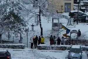 Doisprezece tineri prinși consumând alcool într-un loc de joacă din Pitești 1 91b5d6d0 c68d 4e8a 9947 4f2bd9ccea5d - Doisprezece tineri prinși consumând alcool într-un loc de joacă din Pitești
