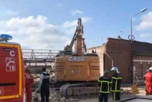 NDAmaGFzaD0xZTk5OWQ0MTk4ZTcxMmZlODZkOTc5NzcyOTM5Njc0Mw.thumb 1 - Doi români au murit în Franța, după ce un zid s-a prăbușit peste ei