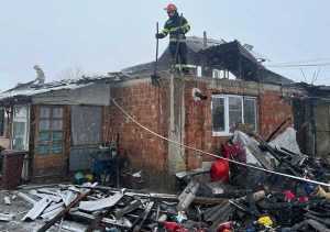 fcf0f0e7 4a71 402d 8ea9 0d1c3ad33bd7 - Ciumești: Le-a ars acoperişul casei în plină iarnă