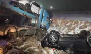 (VIDEO) Argeș: Un transportor cu mașini noi de la Dacia a ieșit în decor 1 f87adeec 387e 4ebf a26a 6303b9b0a6bd - (VIDEO) Argeș: Un transportor cu mașini noi de la Dacia a ieșit în decor