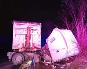 Accident la Albota! Un TIR a intrat într-un cap de pod 1 1070ba5d 528d 468b a102 299fd734641d - Accident la Albota! Un TIR a intrat într-un cap de pod
