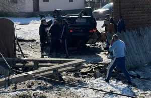 63dee91a f745 4743 a9a7 128e4a329231 - (VIDEO) Accident grav la Merișani! S-a răsturnat cu mașina și a ajuns în curtea unei gospodării