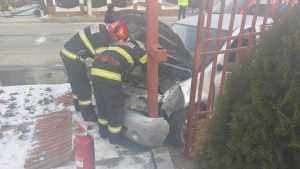 accident - A intrat cu mașina direct în gard! Un bărbat este monitorizat de paramedici!