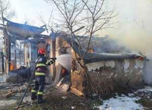 incendiu - Incendiu la Lunca Corbului! O casă bătrânească a luat foc
