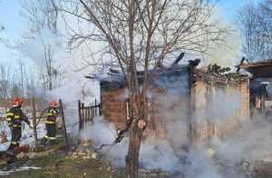 Incendiu la Lunca Corbului! O casă bătrânească a luat foc 1 incendiu1 - Incendiu la Lunca Corbului! O casă bătrânească a luat foc