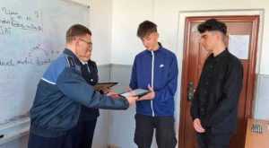 178ede35 061a 4f91 907f e8d28d1f4077 - Pitești: Doi elevi de la Școala Gimnazială Ion Pillat au găsit un telefon și l-au înapoiat. Polițiștii i-au premiat