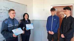 9f0b5af8 4a04 4de5 81fc 21b9795b1903 - Pitești: Doi elevi de la Școala Gimnazială Ion Pillat au găsit un telefon și l-au înapoiat. Polițiștii i-au premiat