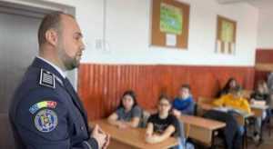 Imagine WhatsApp 2024 01 26 la 10.29.04 08b7c261 - Polițiștii argeșeni au prezentat activități înformativ-preventive în școli!