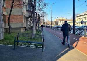 banca - Un bărbat a fost găsit fără suflare, pe o bancă din fața unui bloc din Slobozia