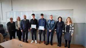 d1f9b908 92ca 42bf ae03 6901a6bed092 - Pitești: Doi elevi de la Școala Gimnazială Ion Pillat au găsit un telefon și l-au înapoiat. Polițiștii i-au premiat