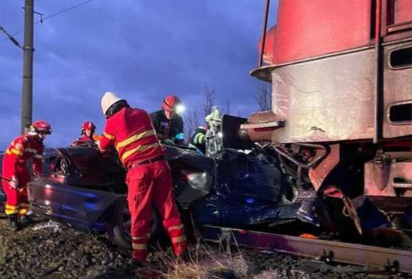 mașină lovită de tren
