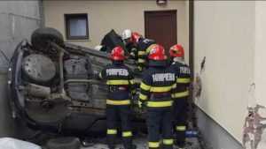 Accident tragic în Vâlcea! S-a răsturnat cu mașina în curtea unei case 27 accident - Accident tragic în Vâlcea! S-a răsturnat cu mașina în curtea unei case