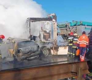 Impact violent între un TIR și un autoturism. Doi tineri au murit carbonizați 2 5116f435 e2f4 42ee a834 90bd5c667581 - Impact violent între un TIR și un autoturism. Doi tineri au murit carbonizați