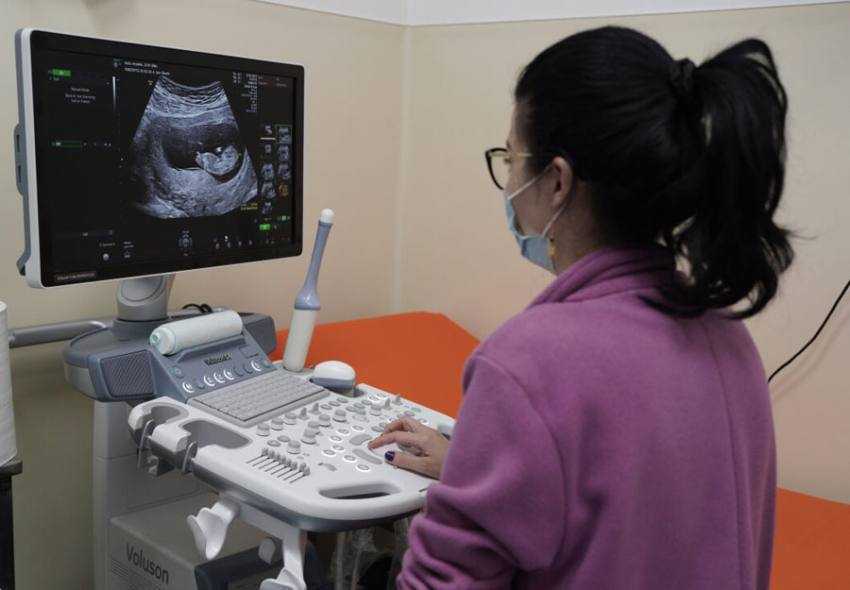 Salvați Copiii România. ”Este de importanță vitală dotarea maternităților cu aparatură medicală de generație nouă” 1 Sursă foto: Salvați Copiii România.