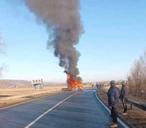 Impact violent între un TIR și un autoturism. Doi tineri au murit carbonizați 1 feb6fac5 2a27 4ea5 a31f c5defbd806df - Impact violent între un TIR și un autoturism. Doi tineri au murit carbonizați