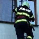 Descoperire tragică în Câmpulung. Bătrână găsită moartă în propria locuință 16 pompierii geam - Descoperire tragică în Câmpulung. Bătrână găsită moartă în propria locuință