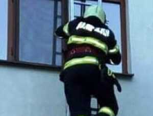 Argeșean găsit mort în casă. Pompierii au intrat pe geam 1 pompierii geam - Argeșean găsit mort în casă. Pompierii au intrat pe geam