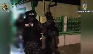 (VIDEO) Percheziții în Argeș și în țară la o grupare care amaneta bijuterii și monede de aur contrafăcute 1 bfc1ecc4 c33d 40af bc1b 6659db3b9a43 - (VIDEO) Percheziții în Argeș și în țară la o grupare care amaneta bijuterii și monede de aur contrafăcute