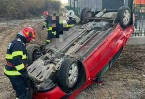 Mașină răsturnată în Micești! O tânără de 20 de ani a ajuns la spital! 18 accident
