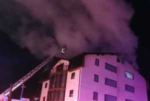 Incendiu de proporții la o pensiune din Călimănești! 1 incendiu pensiune calimanesti flacari pompieri 884670 - Incendiu de proporții la o pensiune din Călimănești!