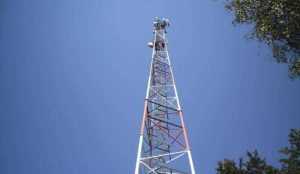 stalp releu - Un bărbat s-a aruncat de pe un stâlp de releu, de la o înălţime de 50 de metri! Impactul i-a fost fatal!