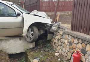 ca863865 dcd9 419c a86e bb3ec74bb591 - Boțești: O șoferiță de 32 de ani a ajuns la spital, după ce a intrat cu mașina într-un gard