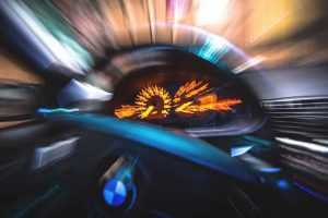 Un argeșean de 20 ani a fost prins conducând cu 117 de km/h în Stâlpeni! 22 masina volan