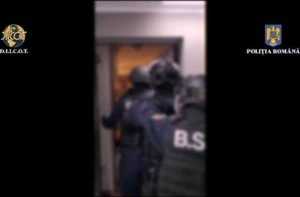 Tinere traficate în apartamente închiriate în Mioveni și Pitești. Doi proxeneți recidiviști au fost arestați 1 videoframe 7840 1 - Tinere traficate în apartamente închiriate în Mioveni și Pitești. Doi proxeneți recidiviști au fost arestați