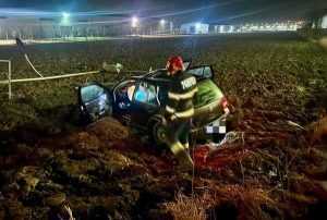 1e5a960b e019 4d30 ac92 784873be4f43 - Mioveni: A lovit un stâlp și a ajuns cu mașina pe câmp