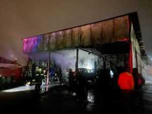 incendiu - Service auto izbucnit în flăcări, în Curtea de Argeș! Intervin 5 autospeciale de stingere!