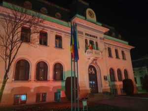 De Ziua Europeană a Numărului de Urgență 112. Primăria Pitești a fost iluminată în roșu 24 Sursă foto: Facebook Primăria Municipiului Pitești.