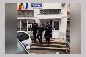 (Video) Bărbat de 29 de ani din Mărăcineni reținut de polițiști după ce a lovit și mușcat doi oameni 1 reținut de polițiști