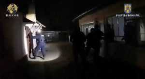 perchezitii - (Video) Percheziții la persoane cercetate pentru trafic de minori și proxenetism