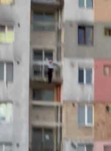 2283a7b4 bdc7 4a34 8905 c8dff50a113e - (VIDEO) Incident tragic în Trivale! Un bătrân a murit după ce s-a aruncat de la etajul 10