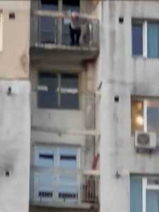 25f755f7 e001 4b63 becd ebb925b5ec91 - (VIDEO) Incident tragic în Trivale! Un bătrân a murit după ce s-a aruncat de la etajul 10