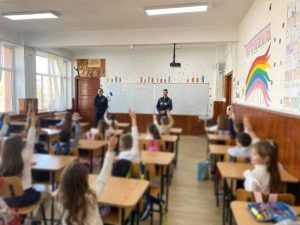 Activitățile preventiv–educative continuă în școlile din Argeș 1 școli activități