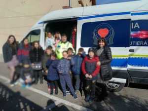 ARGEȘ. Prezență continuă a polițiștilor în unitățile de învățământ din județ 1 politisti scoli Argeș