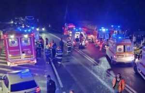 img - Accident între un autocar şi un autoturism. Trei persoane au ajuns la spital
