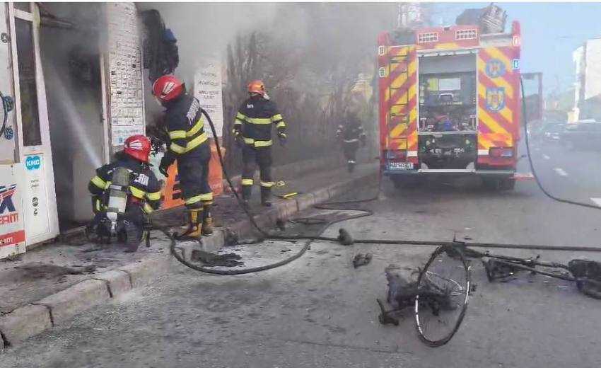 (VIDEO) Incendiu la o clădire din Pitești! Bărbatul transportat la spital este în stare gravă! 1 incendiu Pitești