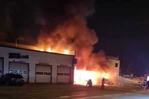 (VIDEO) Incendiu puternic în Pitești! Service-ul BMVIS a luat foc 1 0656e128 b740 42e3 809d df143a2c150b - (VIDEO) Incendiu puternic în Pitești! Service-ul BMVIS a luat foc