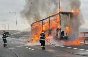Incendiu pe A1! Un camion încărcat cu carton presat a luat foc 1 NGUxMDdiOWY5MTlhYWQ0MWU3YWQ4YjliYQ.thumb - Incendiu pe A1! Un camion încărcat cu carton presat a luat foc